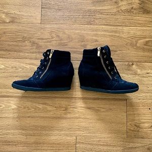 SIZE 6 VELVET BLACK WEDGES WITH GOLD ZIPPER !!!LOW PRICE!!!